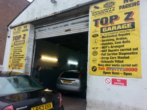 TOP Z. Garage dove due studenti svolgono lo stage